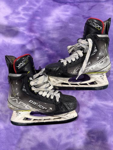 Intermediate Bauer Vapor Hyperlite Hockey Skates Regular Width Size 5.5 (Used)