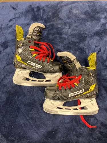 Junior Bauer Supreme M4 Hockey Skates Extra Wide Width Size 1 (Used)