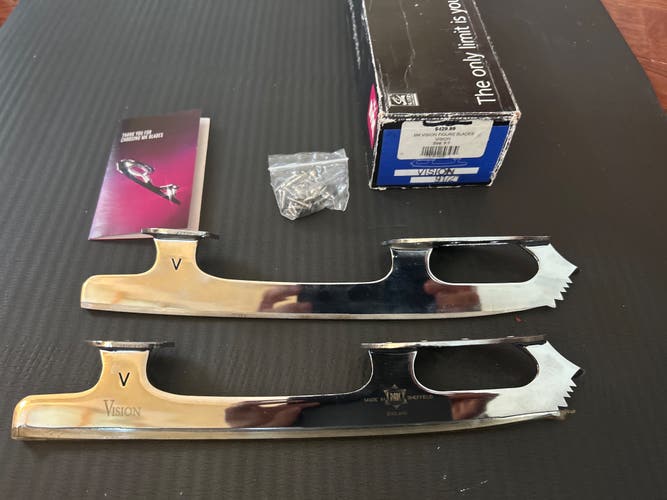 New MK Vision Figure Blades size 9.5.