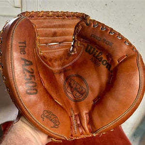 Wilson A2500 RHT Catchers Mitt