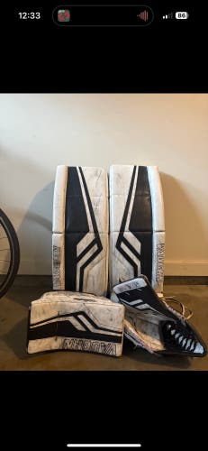 35" Vaughn Pro V Elite Goalie Leg Pads (Used)