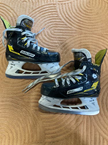 Junior Bauer Supreme M4 Hockey Skates Regular Width Size 3.5 (Used)