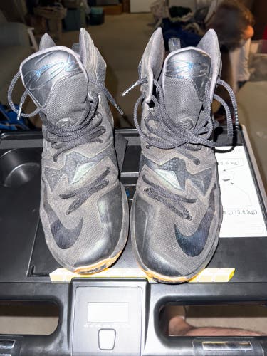 Black Men's Size M 11.0 (W 12.0) Adult Nike Shoes (Used)