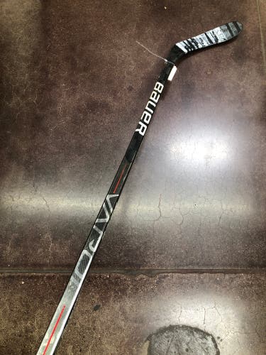 Junior Bauer Vapor Hyperlite Hockey Stick Right Handed P28 50 Flex (Used)