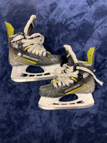 Junior Bauer Vapor X4 Hockey Skates Regular Width Size 2.5 (Used)