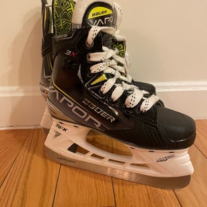 2023 Bauer Vapor 3X Hockey Skates Regular Width Size 1 (Used)