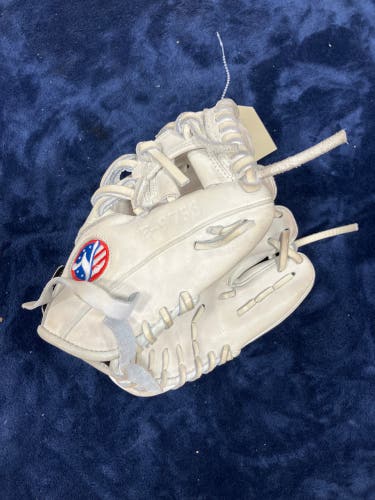 White Valle E-975S RH Infield Training Baseball Glove 9.5" (Used)