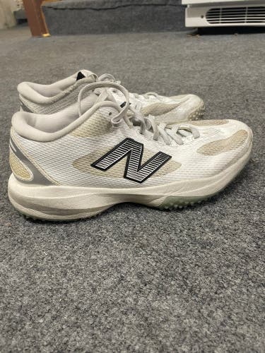 White Unisex Size M 8.0 (W 9.0) New Balance Freeze Low Top Turf Cleats (Used)