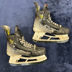 Intermediate Bauer Vapor Hyperlite 2 Hockey Skates Size 4.5 (Used)