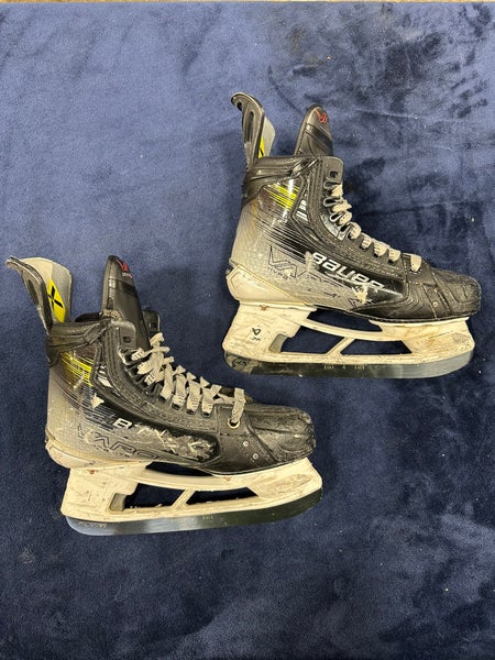 Intermediate Bauer Vapor Hyperlite 2 Hockey Skates Size 4.5 (Used)