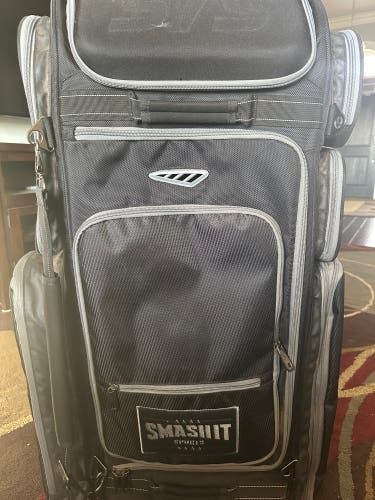 (Used) 2025 SMASH OPS GUERRILLA V4 ROLLER BAG - BLACK/CHARCOAL