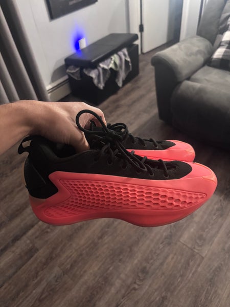 Men's Size M 9.0 AE1