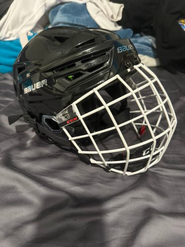 Medium Bauer Re-Akt 155 Helmet (Used)