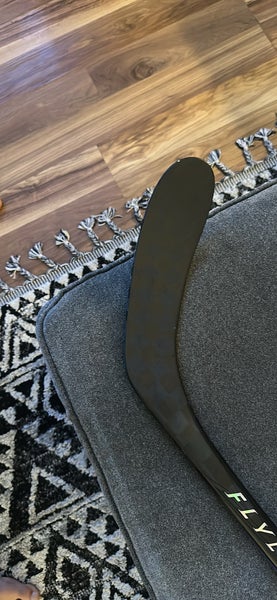 Senior Bauer Vapor FlyLite Right Handed Hockey Stick P28 70 Flex (New)