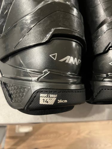 Intermediate Bauer M5 Pro 14" Shin Pads (Used)