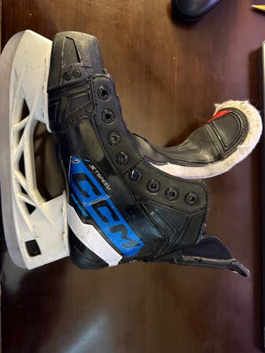 CCM Jetspeed FT680 Hockey Skates Regular Width Size 2.5 (Used)