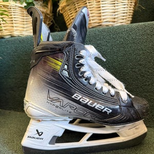 Bauer Vapor Hyperlite 2 Hockey Skates Wide Width 6.5 (Used)