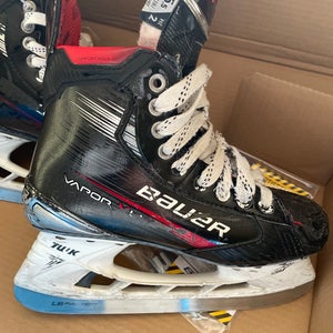 2023 Bauer Vapor X4 Hockey Skates Size 5.5 (Used)
