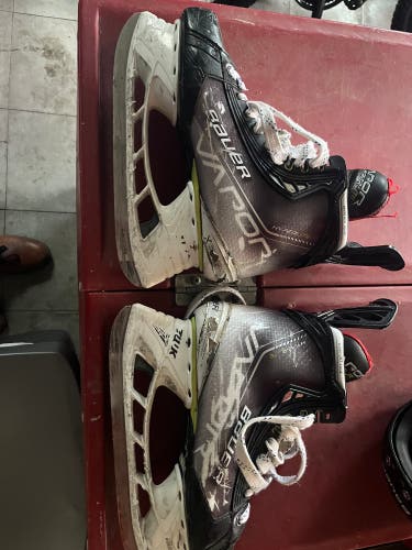 2021 Bauer Vapor Hyperlite Hockey Skates 8.5 (Used)