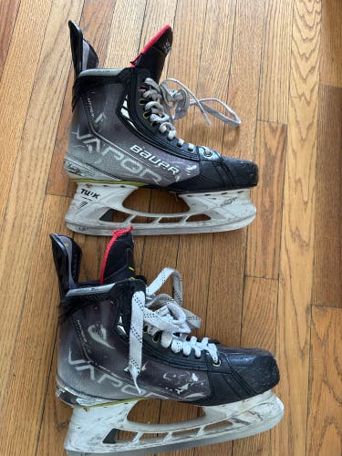 2021 Bauer Vapor Hyperlite Hockey Skates 9.5 (Used)