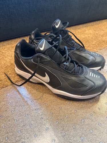 Men's Size M 12.5 (W 13.5) Nike Cleats Mid Top Turf Cleats (Used)