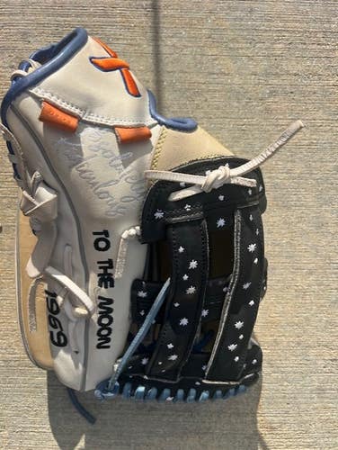 Absolutely Ridiculous “Apollo 11 Mission” Glove – Rare Edition – 12.75” H-Web (RHT)