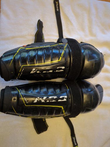 Junior CCM Tacks 9080 11" Shin Pads (Used)