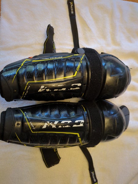 Junior CCM Tacks 9080 11" Shin Pads (Used)