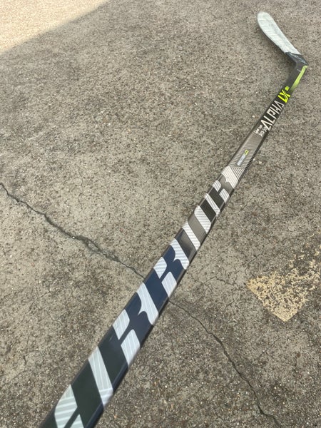 Autographed Warrior Alpha LXPRO Pro Stock Hockey Stick Grip 90 Flex P28 Curve Left 2760