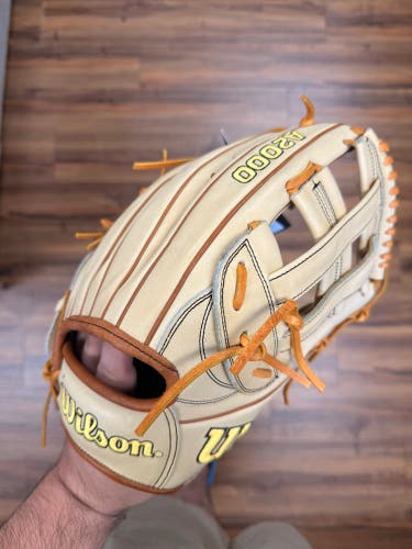 Wilson A2000 RH Outfield Baseball Glove 12.75" 
1799 (New)