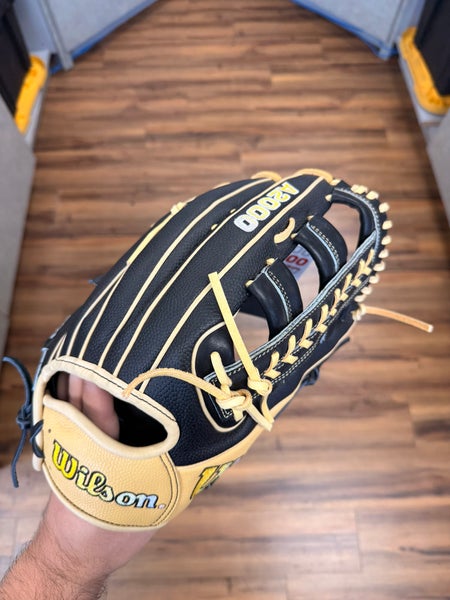 Wilson A2000 RH Outfield Baseball Glove 12.75"
1810 (New)