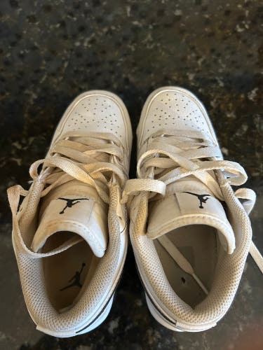 White Kids 2.5Y (Big Kids / Youth) Youth Air Jordan Molded Cleats Cleats (Used)