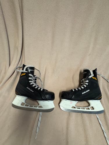 Bauer Supreme 140 Hockey Skates Regular Width Size 3 (Used)