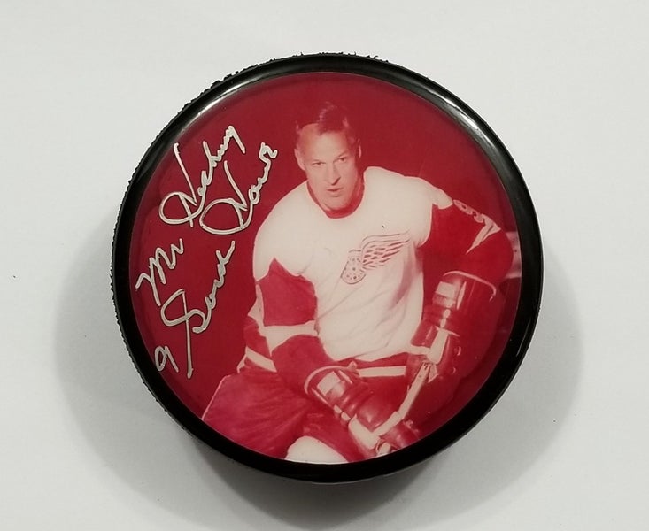 GORDIE HOWE 9 MR HOCKEY Signed Detroit Red Wings Photo 3 NHL Hockey Puck JSA