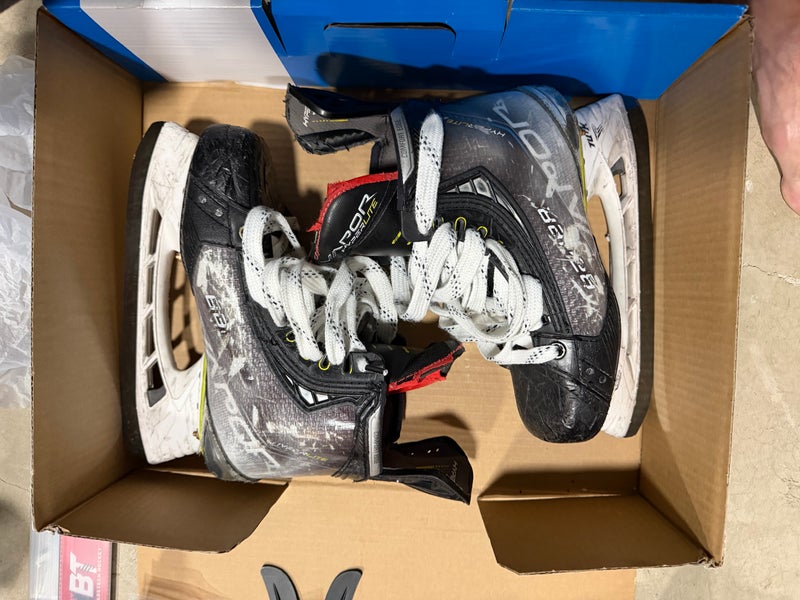 Bauer Vapor Hyperlite Hockey Skates Size 5 (Used) w/Fly-Ti Runners and Bladetech Runners