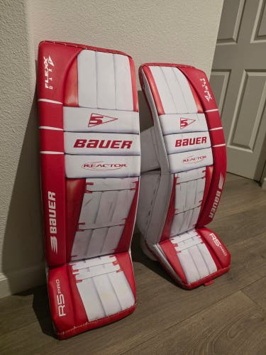 Medium 2024 Bauer Reactor R5 Pro Goalie Leg Pads (Used)