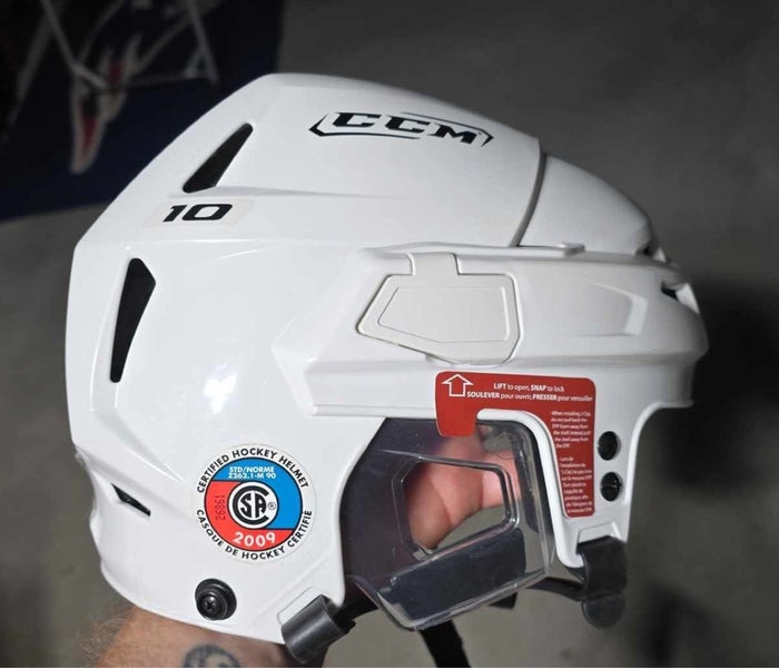 BRAND NEW - CCM Vector V10 Helmet (Sz. M)
