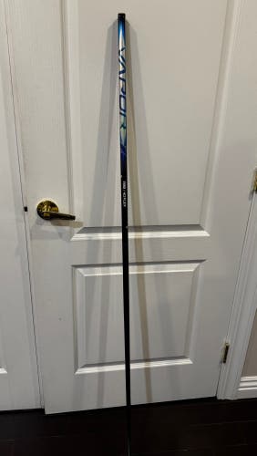 Junior Bauer Vapor FlyLite Right Handed Hockey Stick 40 Flex (New)