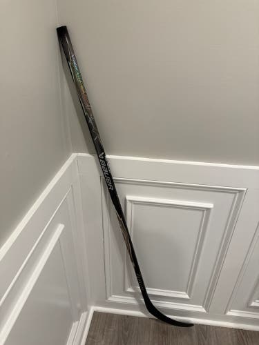Intermediate Bauer Vapor FlyLite Right Handed Hockey Stick P92 (New)  55 Flex flex gray
