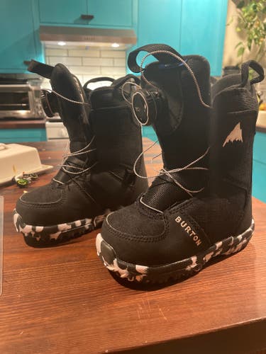 Unisex 11K (Little Kids) Burton Grom Boa Snowboard Boots Medium Flex All Mountain (Used)