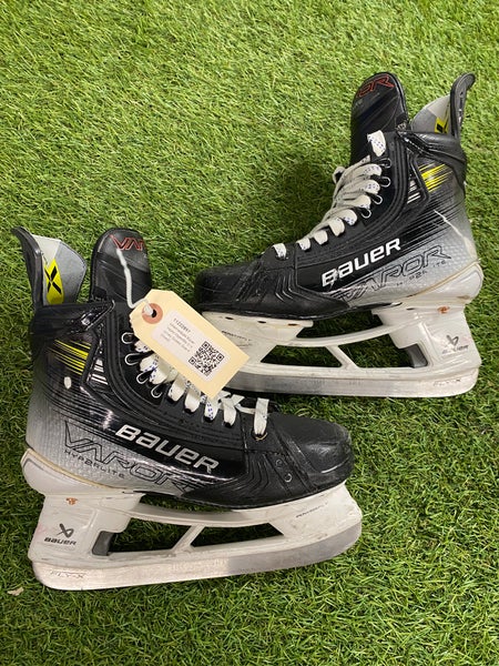 Intermediate Bauer Vapor Hyperlite 2 Hockey Skates Size 4 (Used)