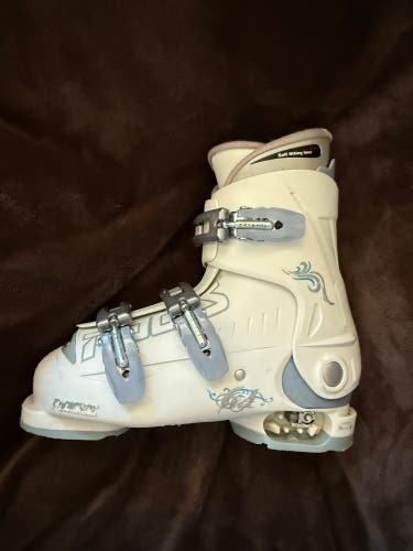 Kid's Roces All Mountain Ski Boots Soft Flex (Used) Adjustable Sizes 4-7 GIRLS