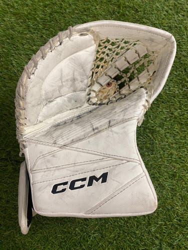 White Junior CCM Axis 2.5 Goalie Glove Full Right (Used)