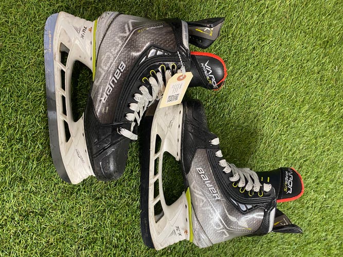 Intermediate Bauer Vapor Hyperlite Hockey Skates Size 5.5 (Used)