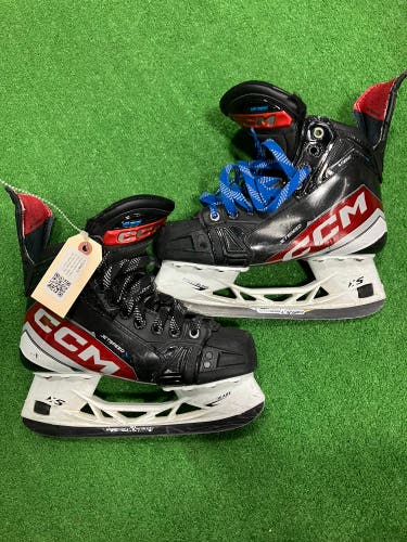 Intermediate CCM JetSpeed Vibe (SMU) Hockey Skates Regular Width Size 5.0 (Used)
