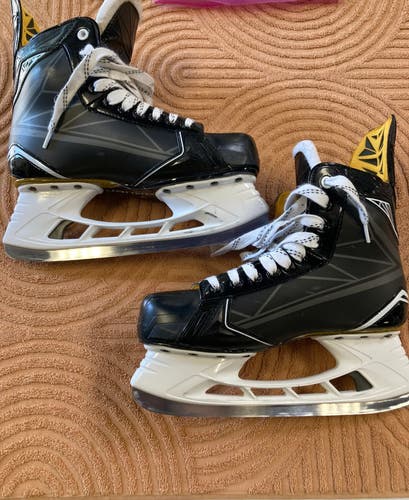 Senior Bauer Ignite Pro Hockey Skates Regular Width 9 (Used)