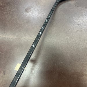 Junior Pro Blackout Hockey Stick Right Handed P28 40 Flex (Used)