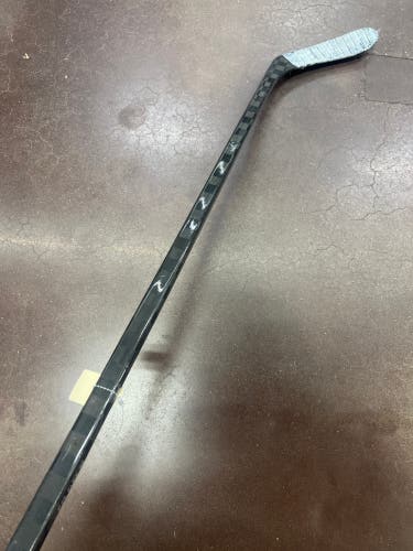 Junior Pro Blackout Hockey Stick Right Handed P28 40 Flex (Used)