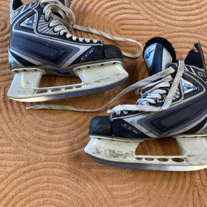 Intermediate CCM Vector 03 Hockey Skates Regular Width 6.5 (Used)
