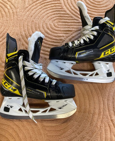 Junior CCM Super Tacks 9380 Hockey Skates Regular Width Size 2.5 (Used)